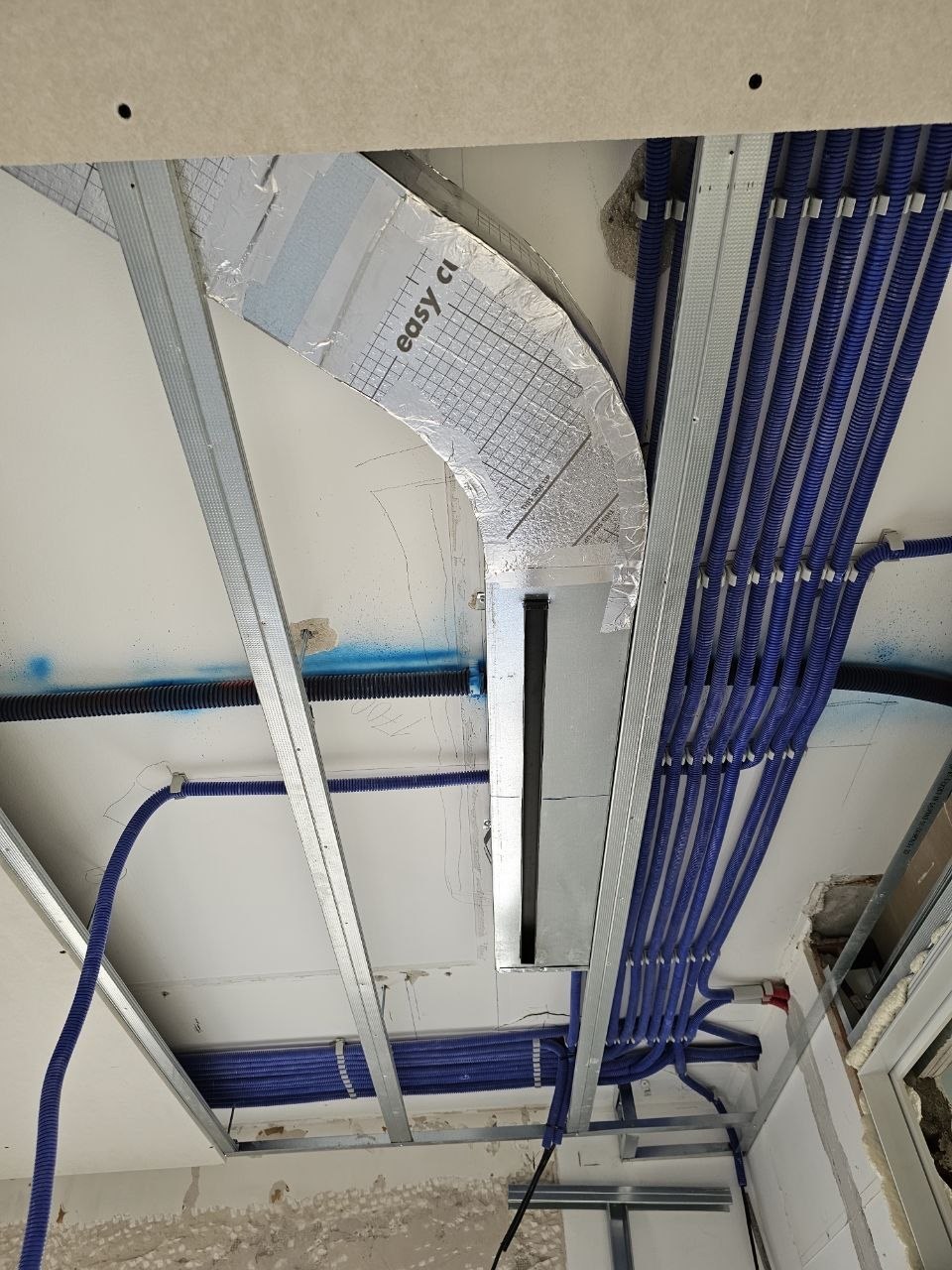 Conduta retangular isolada e difusor durante a montagem de um teto