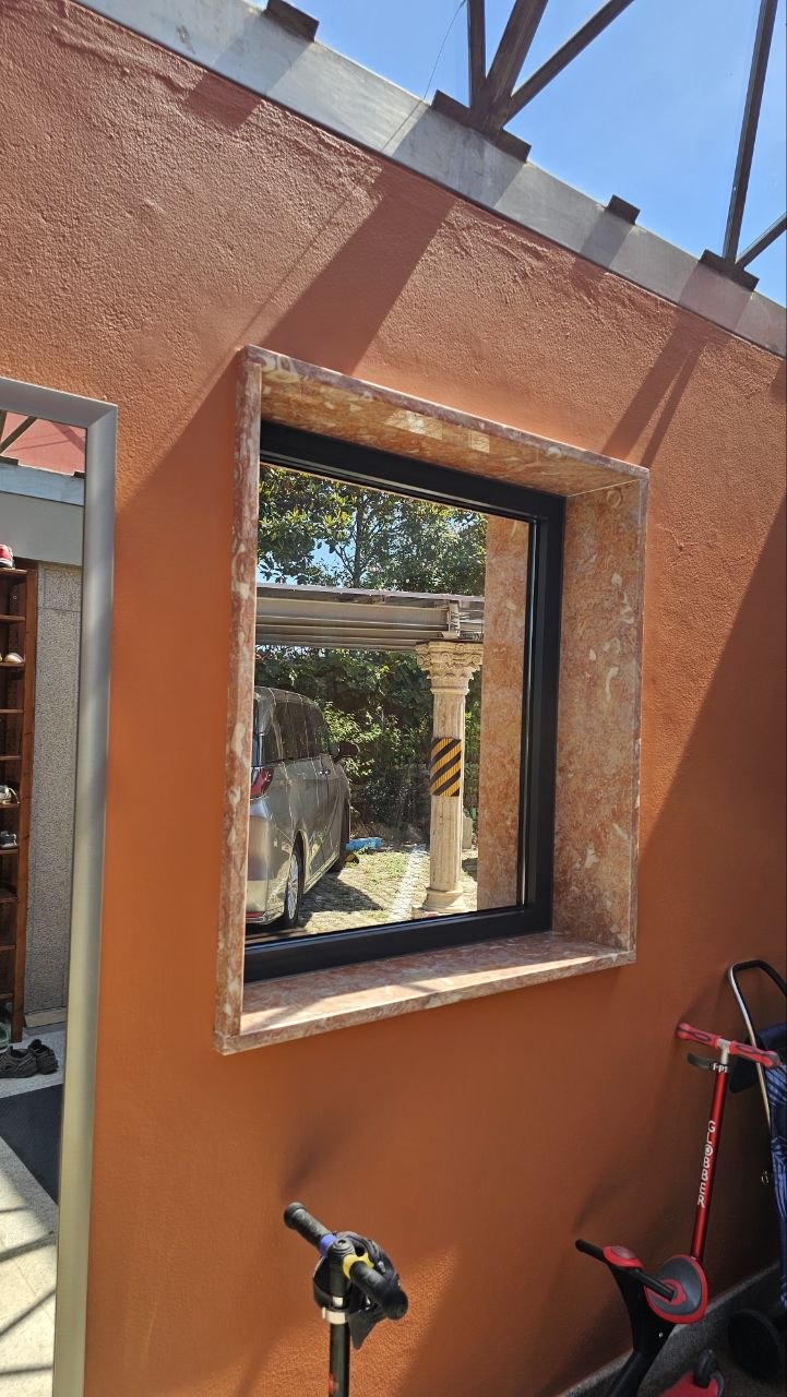 Janela instalada num vão concluído numa parede exterior